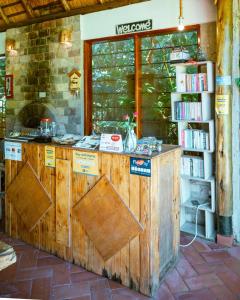 恩德培Kisubi Forest Cottages的书店,带木台和两扇门
