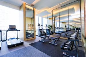 太原太原 JW 万豪酒店的健身房设有一排跑步机和健身器材