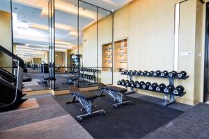 太原太原 JW 万豪酒店的健身房设有一排健身器材和镜子