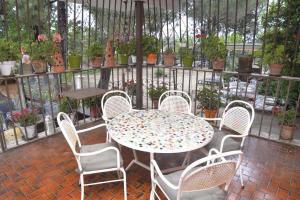 加拉帕加尔La Pedriza的庭院配有桌椅和植物