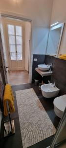 坎诺比奥Suite Arianna的浴室设有2个卫生间和水槽
