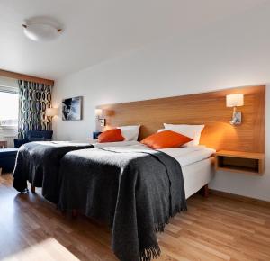 谢莱夫特奥Aurum Hotel的酒店客房,配有两张带黑毯的床