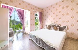 大叻Hese Dalat Boutique Resort的卧室配有一张床铺,位于一个粉红色壁纸的房间