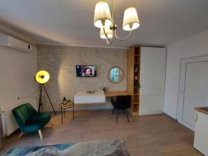 阿帕丁Apartments Marina的客厅配有书桌和绿色椅子