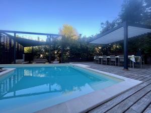 戛纳SUPERBE MAISON DE VILLE的一个带凉棚和庭院的游泳池