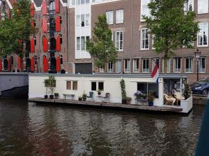 阿姆斯特丹顶楼船屋的河边的房子