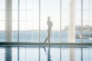莫斯斯托维酒店的一位在游泳池前行走的女人