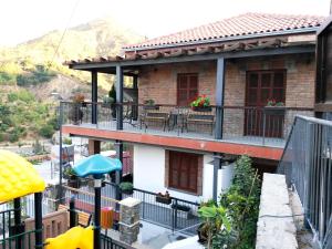 卡洛帕尼亚伊奥蒂斯阿彻蒂克伊米西尔洛酒店的房屋设有带桌椅的阳台