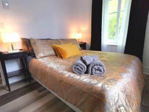 魁北克市Old Quebec - Les Suites Montcalm #2 - Free Parking的卧室里一张带两条毛巾的床