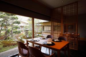 金泽金泽日航酒店的一间带桌椅和窗户的用餐室