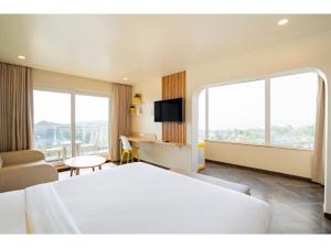 帕纳吉Bloom Hotel - Dona Paula的酒店客房设有一张大床和一台电视。