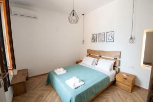 Agia FotiniAgnanti house的一间卧室配有一张带蓝色毯子的大床