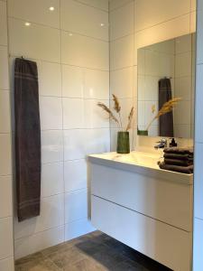 摩尔比兰加Hotell Magasin 1的一间带水槽和镜子的浴室