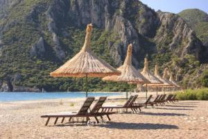 凯麦尔Metavilla的海滩上的一排椅子和遮阳伞