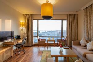 达曼达曼滨海金色郁金香酒店的客厅配有沙发和桌子