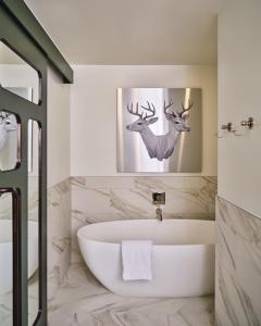 丹佛The Crawford Hotel的带浴缸的浴室和鹿的照片