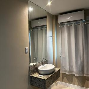 劳鲁-迪弗雷塔斯奥尼克斯机场酒店的一间带水槽和镜子的浴室