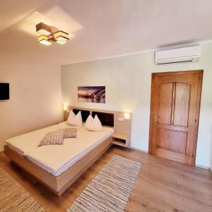 欧热霍瓦瓦斯盖斯特斯乐斯艾克酒店的一间卧室配有一张床和吊扇