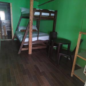 巴尔Cabañas Palos Locos的客房设有两张双层床和一张桌子。