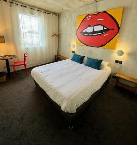 里摩日Théo Hôtel Limoges, The Originals City的卧室配有一张带口画的床