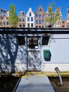 阿姆斯特丹顶楼船屋的水中设有门和坡道的建筑物