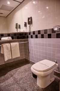 里约热内卢南美克巴卡巴纳酒店的一间带卫生间的浴室和墙上的一部电话