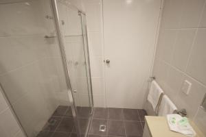 奥尔伯里奥尔伯里明轮艇汽车旅馆 的浴室里设有玻璃门淋浴