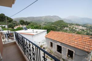 Agia FotiniAgnanti house的山景阳台