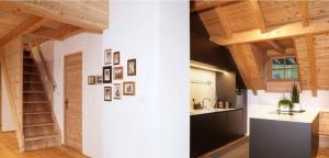 安泰塞尔瓦·迪·梅佐Halbwöhrerhof的一间带木制天花板和楼梯的厨房(位于客房内)