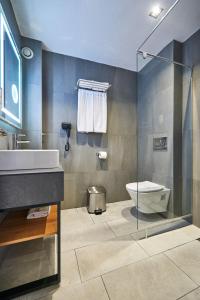 阳光海滩Hotel Bavaro的浴室配有卫生间、盥洗盆和淋浴。