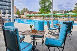 阳光海滩Hotel Bavaro的游泳池旁带桌椅的天井