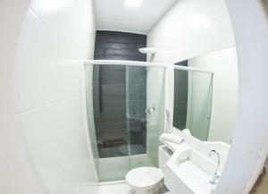 伊塔布纳Hotel Veneza的白色的浴室设有卫生间和水槽。