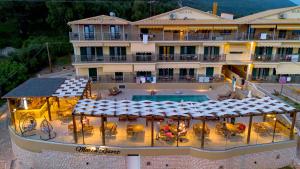 帕尔加Maria Resort Parga的享有酒店空中美景,设有游泳池