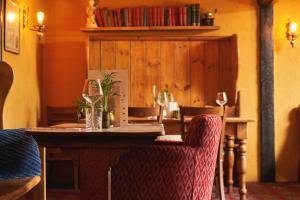 林茅斯蓝球旅馆的一间带木桌和椅子的用餐室