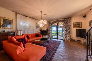 因普鲁内塔Charming Country Retreat with stunning views的客厅配有橙色沙发和电视