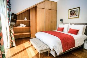 艾兹鲁塞里斯尔宫旅馆的一间卧室配有一张带红色枕头的大床