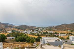 艾西奥斯索蒂斯House with view in Aegean Sea的从房子的屋顶上可欣赏到城镇景色