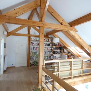 Villevieuxles iris的一间设有木梁和书架的房间