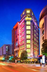 河内拉克斯登酒店的一座高大的建筑,旁边是 ⁇ 虹灯标志