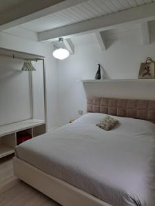 拉伊韦斯Home White的卧室配有一张白色大床和电视。