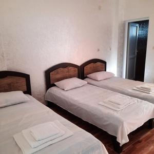 卡瓦拉提Hotel Kvariati Nugo的配有白色床单的客房内的两张床