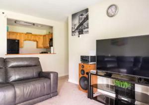 诺伍德Two Bedroom Apartment in Norwood的带沙发和平面电视的客厅