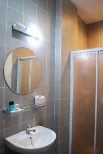 波德申阿加海滩度假酒店的一间带水槽、镜子和淋浴的浴室