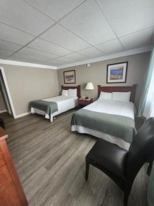 Aulds CoveThe Cove Motel & Restaurant的酒店客房,配有两张床和椅子