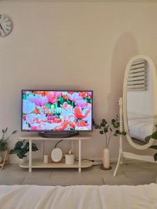 首尔Sunny House的客厅设有壁挂式平面电视。