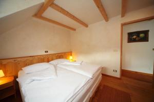 克拉尼斯卡戈拉Kronau Chalet Resort的卧室配有白色的床