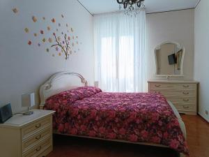 拉帕洛La Casa di Sisi的一间卧室配有床、镜子和梳妆台