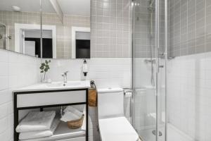 潘普洛纳Home and CoLiving Pamplona的带淋浴、卫生间和盥洗盆的浴室