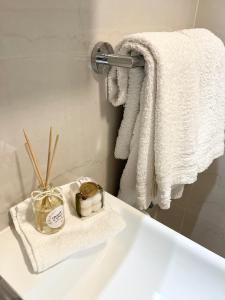 巴什卡沃达Apartments Irma的浴室提供白色毛巾和白色水槽。