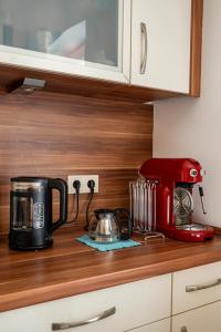 汉堡Comfortable room in central location的厨房柜台配有咖啡壶和搅拌机